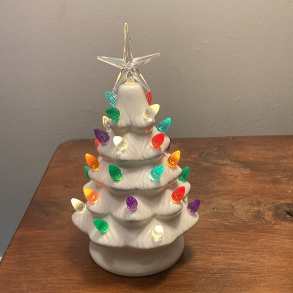 NWT 9”- White- LED Light Up Ceramic Christmas Tree 🎄 Decoration w/ 30 Bulbs - Picture 6 of 17